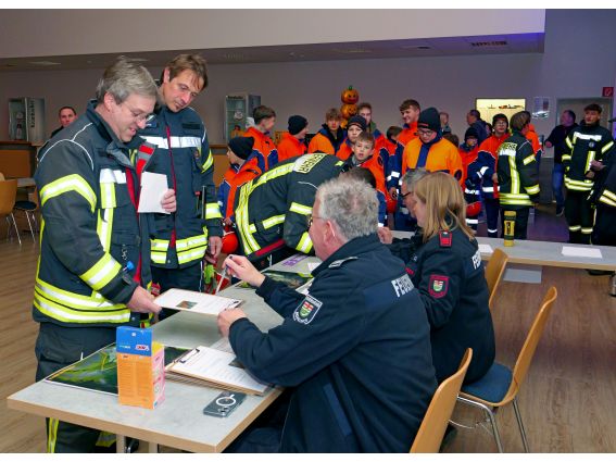 Peter Kesselmeier (vorn r.) und sein Taem weisen Andreas Schmitz (vorn l.) und seine Gruppen von der Jugendfeuerwehr aus Lichtenau in den Ablauf der Wanderung ein.